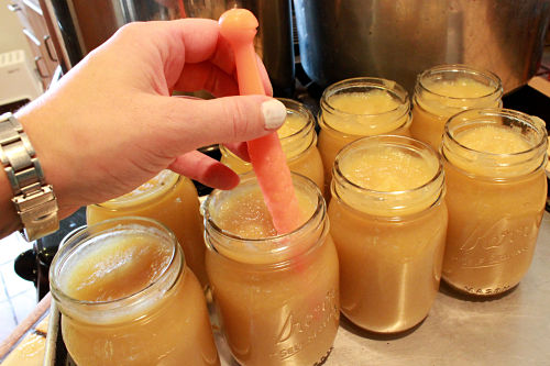 remove air bubbles in canning jars