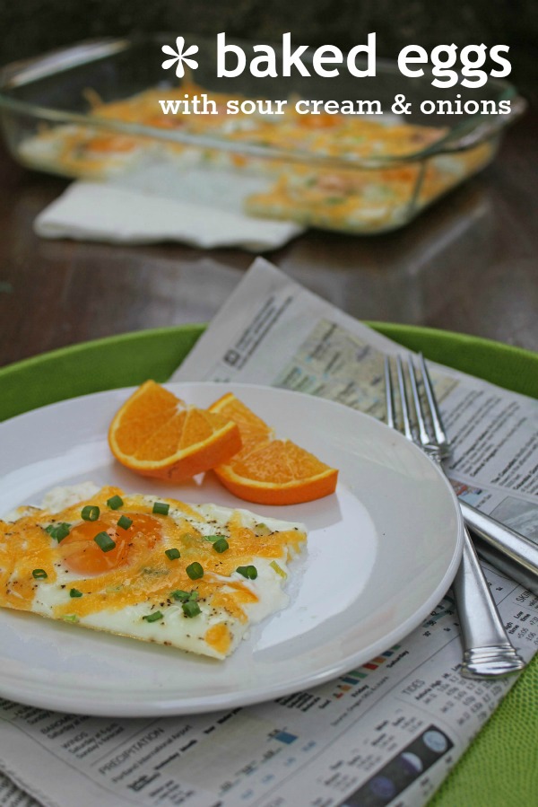 Bake eggs with sour cream and onion